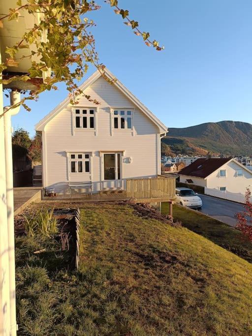 Villa Charming House In Ulsteinvik With Free Parking Exterior foto